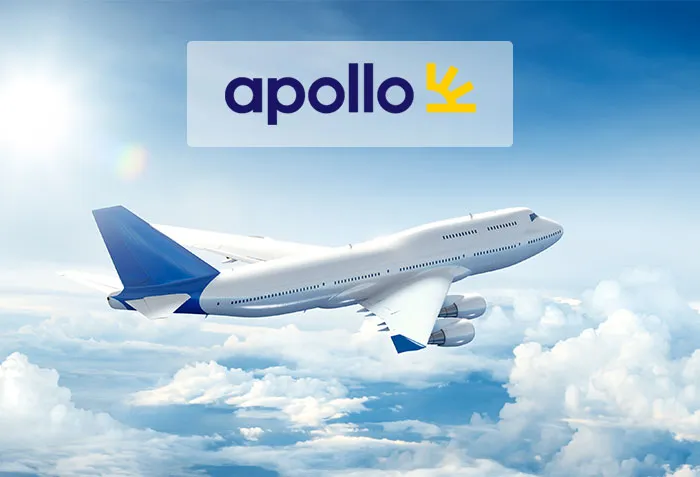 Flygplan ovanför molnen med Apollos logga
