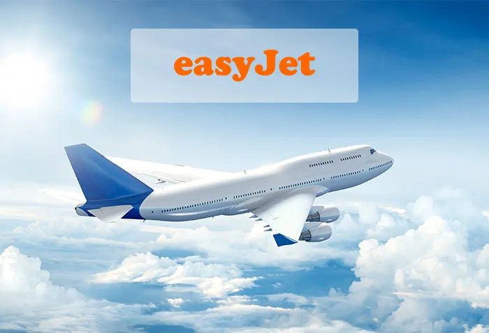 Flygplan ovanför molnen med EasyJets logga