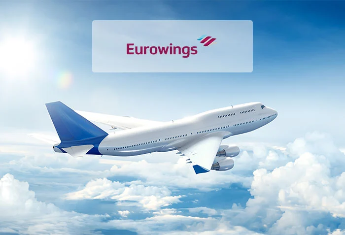 Flygplan ovanför molnen med Eurowings logga