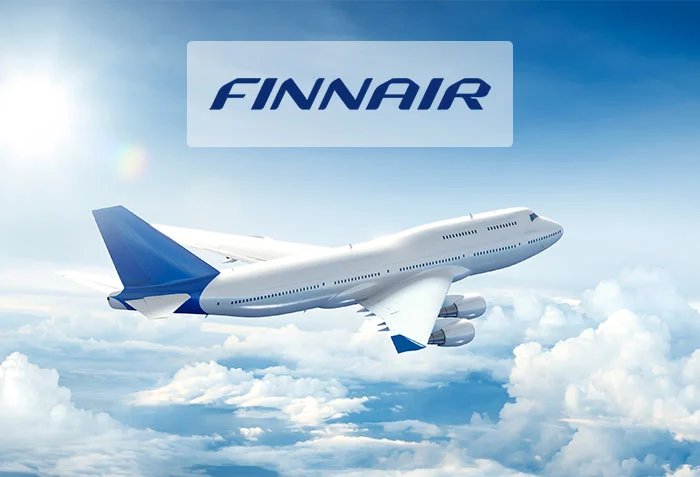 Flygplan ovanför molnen med Finnairs logga
