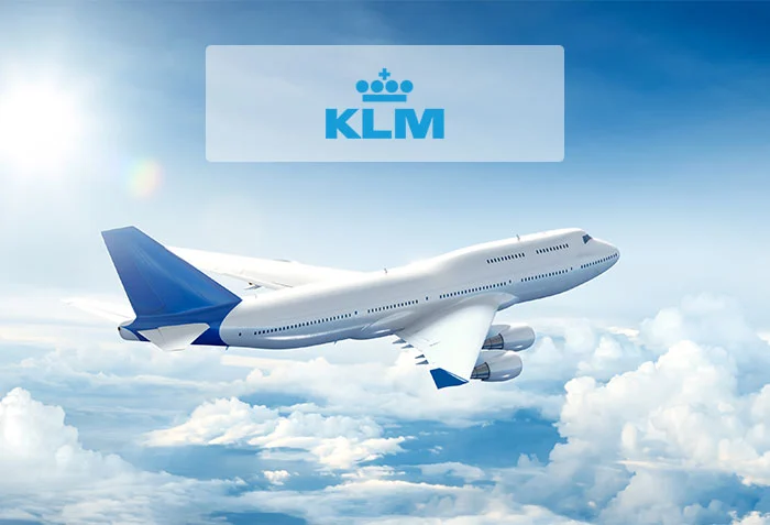 Flygplan ovanför molnen med KLMs logga
