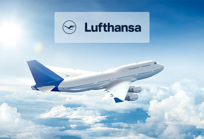Flygplan ovanför molnen med Lufthansas logga