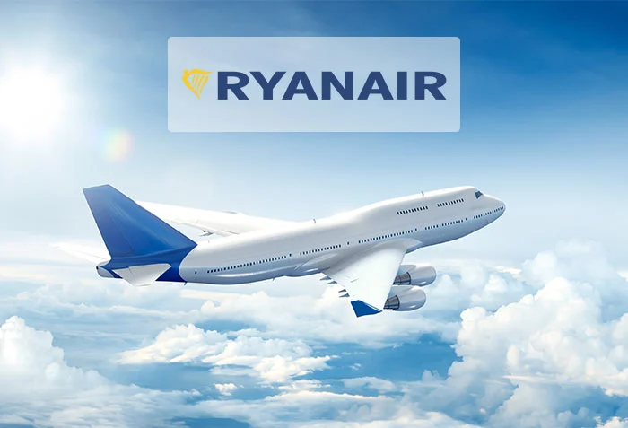 Flygplan ovanför molnen med Ryanairs logga