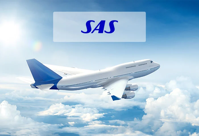 Flygplan ovanför molnen med SAS logga