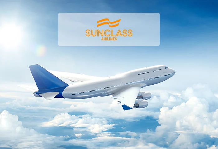 Flygplan ovanför molnen med Sunclass logga