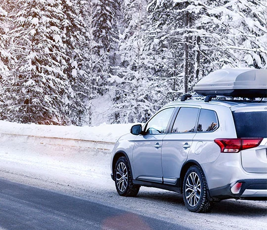 SUV kör på snöig vinterväg